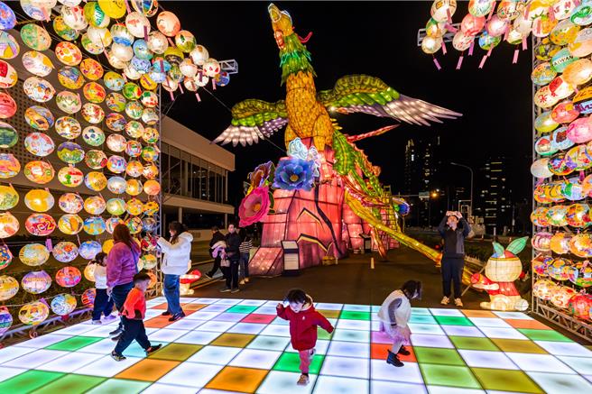 台湾灯会在桃园吸引超过2030万人次到访、创造270亿产值、灯会官网超过1500万人浏览，台湾灯会史上与最多IP结合的亲子盛会。(观旅局提供／蔡依珍桃园传真)