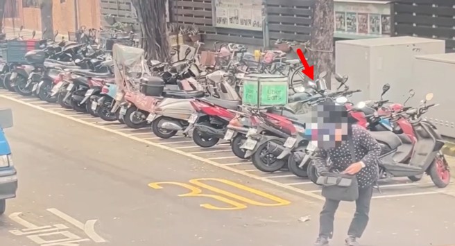 北市万华区一名男子乱丢起子，导致一名无辜单车女骑士头部受伤，万华警方迅速逮人送办。（翻摄画面）