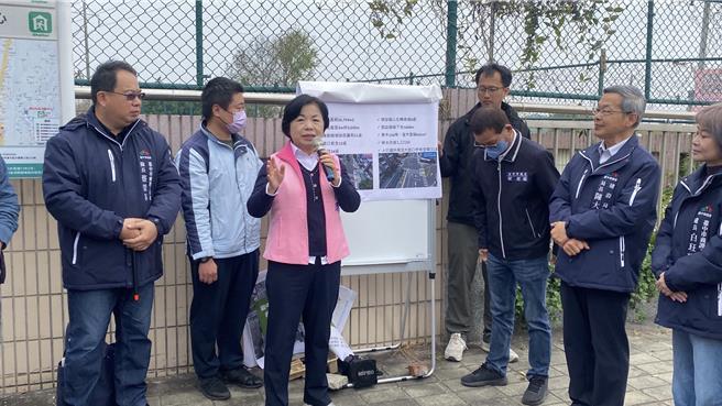 立委张琼璎视察雅潭路路面改善工程。（立委杨琼璎服务处提供／宝智华台中传真）