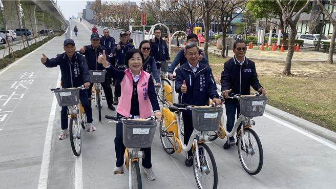 立委杨琼璎骑乘YouBike实际体验「绿空廊道串联自行车跨桥工程」完工后的便利性。（立委杨琼璎服务处提供／宝智华台中传真）