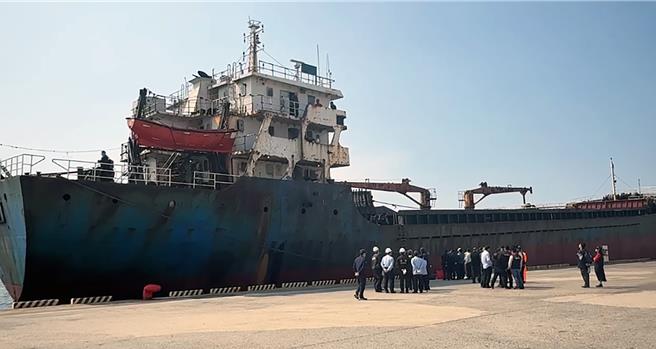 有陆资背景的多哥籍权宜轮「宏泰」货轮涉嫌扯断中华电信台澎3号海底电缆，8名大陆籍船员25日被依现行犯人船一併押返台南安平港后，先由海巡人员问讯后，26日下午4点多移送台南地检署复讯。（洪荣志摄）