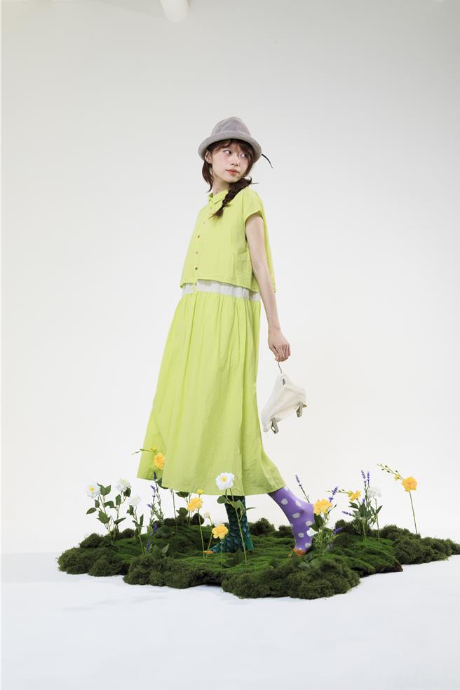 天母SOGO ＆ by tan＆luciana鲜活半开襟配色拼接洋装，特价7830元。（SOGO提供）