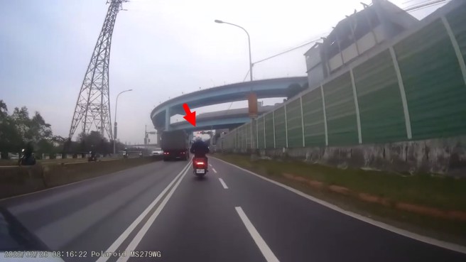 根据网友上传网路的画面，砂石车明显闯红灯。（翻摄爆料公社二社）