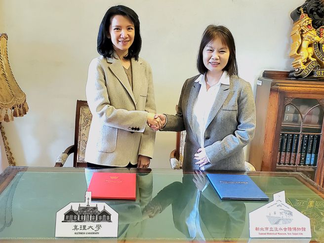 真理大學代理校長李宜芳(左)與淡水古蹟博物館館長蔡美治(右)簽署合作備忘錄。(照片/真理大學)
