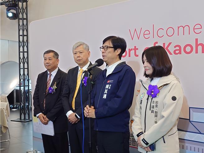 高雄市長陳其邁對於全民普發1萬表達看法，指中央與地方是一體的，國家財政考量不應作為政治攻防手段。（任義宇攝）