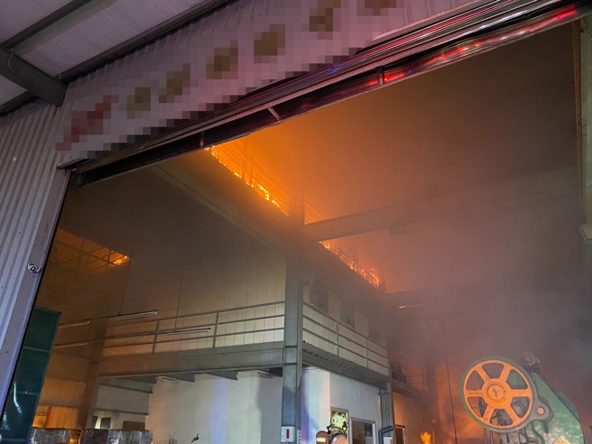 新北市五股民义路2段发生工厂火警，远处就可看到冒出大量火烟，消防救援中。（翻摄画面）