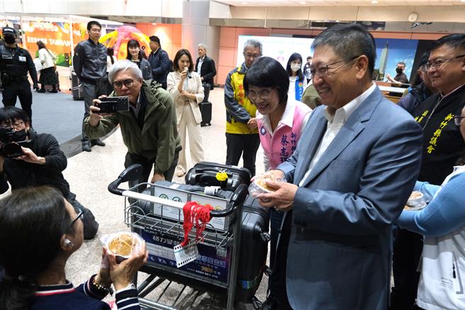 新竹縣「靚靚客家新竹縣」特展26日起至5月21日，在桃園國際機場第二航廈接機大廳「台灣之窗」登場，縣長楊文科（右）特別向旅客介紹客家美食。（新竹縣政府提供／陳育賢新竹傳真）