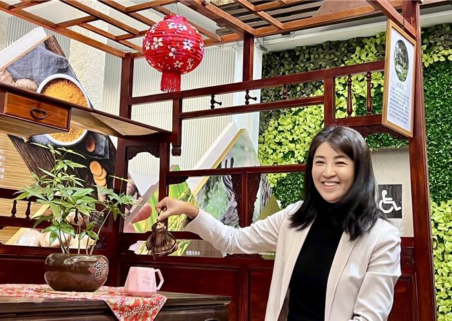 国姓乡农会将屋龄逾80年的閒置谷仓打造成文创园区，南投县长许淑华26日出席开幕典礼，认为园区每个角落都充满创意与惊喜。（杨静茹摄）