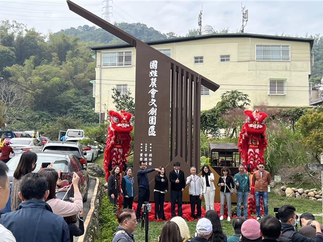 国姓文创园区26日开幕，国姓乡农会理事长胡水发、常务监事甘潍祯、总干事叶荣鑫邀南投县长许淑华等来宾揭幕。（杨静茹摄）