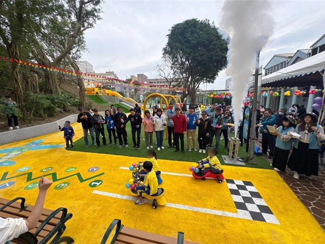 场内特色设施包括巴士造型滑梯、攀岩区、攀爬绳网、盪秋千以及地面上画有各种交通意象的符号。（新店区公所提供）