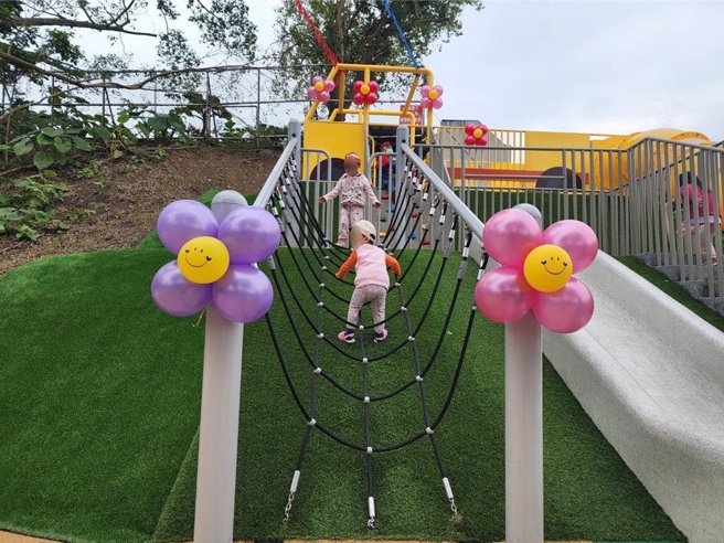 经过改造的交通公园变得更加开阔明亮，吸引民眾停留休憩。（新店区公所提供）