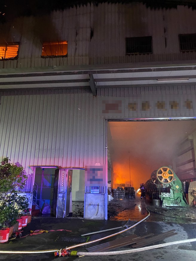 新北市五股民义路2段发生工厂火警，远处就可看到冒出大量火烟，消防救援中。（翻摄画面）