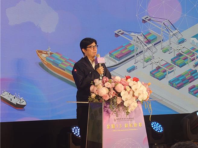 高雄市长陈其迈出席祝贺道，盼与港务公司持续合作让港区转型，透过亚湾2.0计画强化竞争力。（任义宇摄）