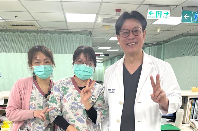 彰基急诊护理师坚守岗位，总院长陈穆宽（右一）特地在清晨7点半到现场为他们加油打气。（彰基提供／叶静美彰化传真）