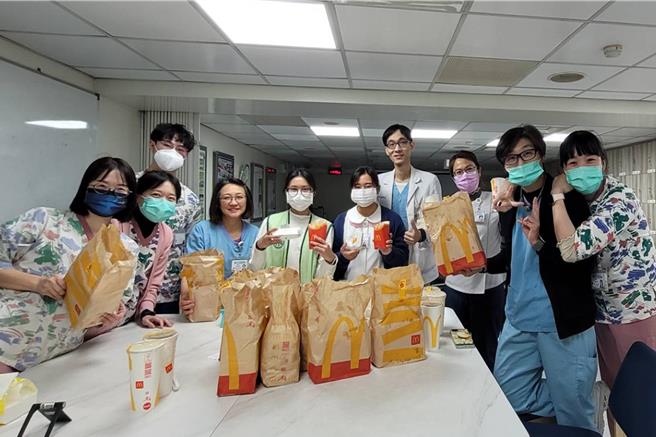 彰基总院长陈穆宽点外卖犒赏急诊和急诊观察室小夜、大夜、白班的所有护理师。（彰基提供／叶静美彰化传真）