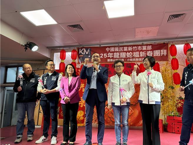 国民党主席朱立伦（中）26日再炮轰民进党今年的总预算比去年的总预算还多了800亿，竟敢喊说发不了慰问金、送不了糖果饼乾。（陈育贤摄）