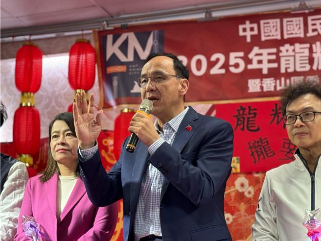 国民党主席朱立伦（中）26日再炮轰民进党今年的总预算比去年的总预算还多了800亿，竟敢喊说发不了慰问金、送不了糖果饼乾。（陈育贤摄）