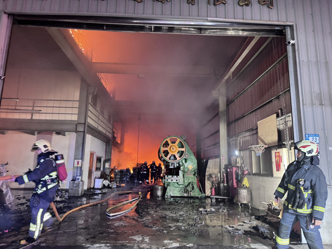 新北市五股民义路2段发生工厂火警，远处就可看到冒出大量火烟，消防救援中。（翻摄画面）