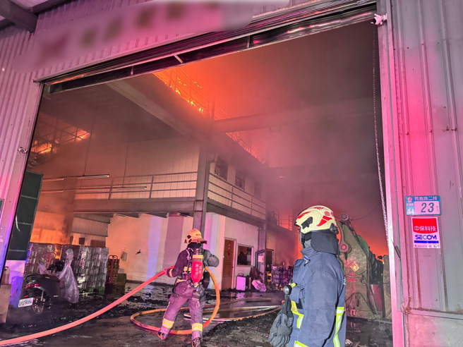 新北市五股民义路2段发生工厂火警，远处就可看到冒出大量火烟，消防救援中。（翻摄画面）