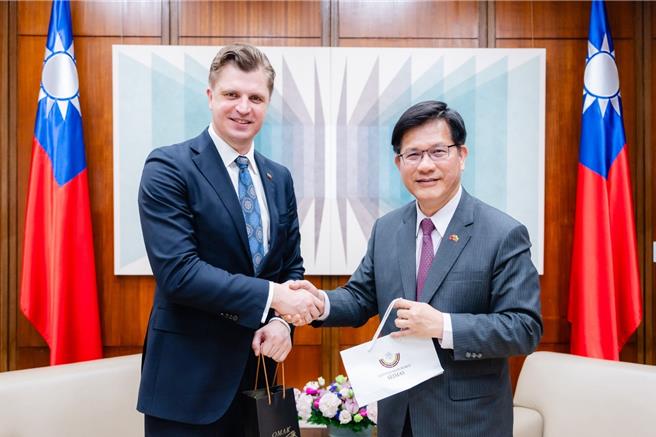 外交部长林佳龙欢迎立陶宛国会「国安及国防委员会」主席叶林斯访台。（外交部提供)