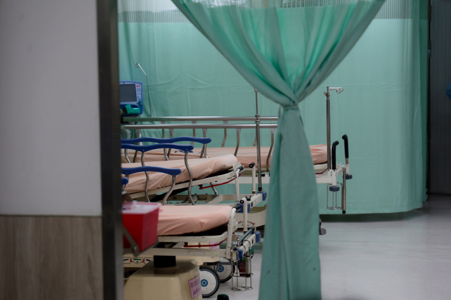 陳俊吉分享健保點值項目，指出醫院護理費太低廉，急診室住院一天甚至不如停車費。（示意圖／郭吉銓攝）