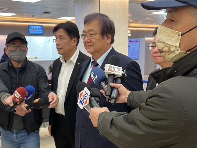 衛福部長邱泰源今臨時到台大、和平、亞東、部立台北醫院視察急診情形。（王揚傑攝）