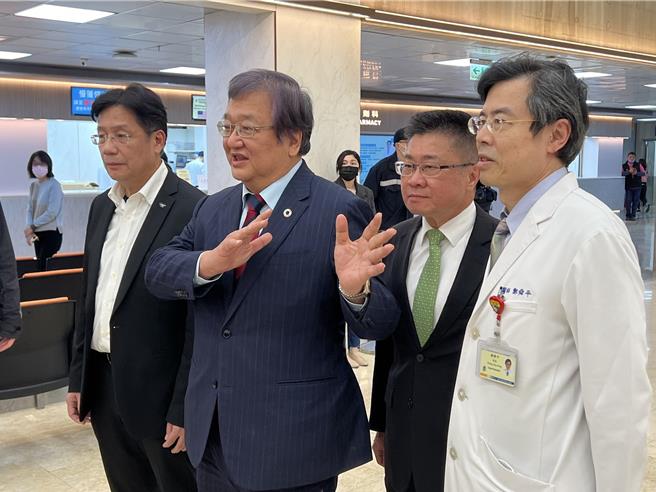 衛福部長邱泰源今臨時到台大、和平、亞東、部立台北醫院視察急診情形。（王揚傑攝）