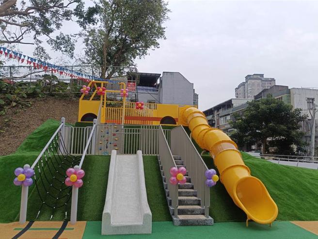 交通公园儿童游戏场今日正式启用。（新店区公所提供）