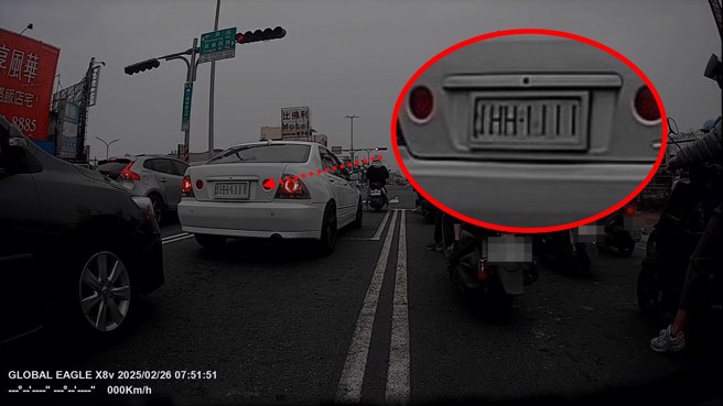 有騎士於街頭發現1輛車懸掛假車牌，且沒想到該片假車牌竟是用紙張列印出來。（圖／翻攝自臉書「●爆料公社●」）
