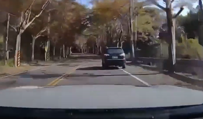 有驾驶日前开车时，因前方车辆偏又礼让车道示意让道，不料，他超车过去却遇到拦查的员警。（图／翻摄自WoWtchout - 地图型行车影像分享平台）