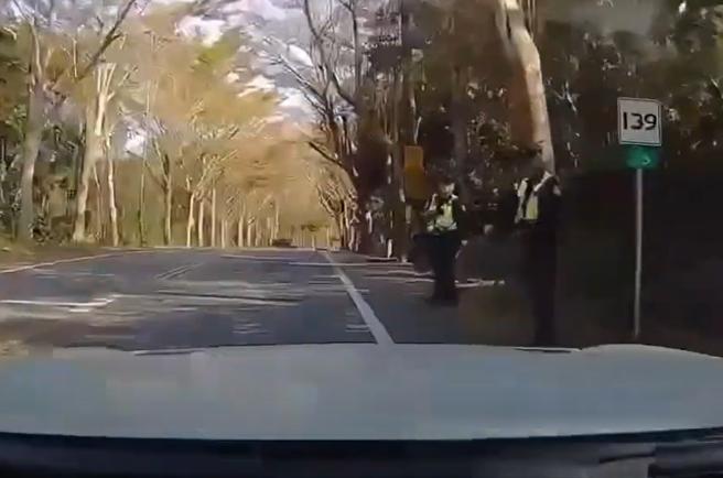 有驾驶日前开车时，因前方车辆偏又礼让车道示意让道，不料，他超车过去却遇到拦查的员警。（图／翻摄自WoWtchout - 地图型行车影像分享平台）
