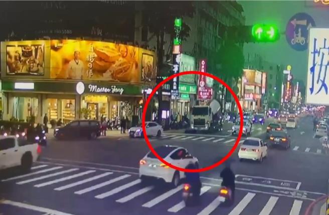 高雄市左营区自由二路上发生水泥预拌车与机车擦撞车祸，76岁林姓妇人遭擦撞后倒地拖行数公尺才停下，所幸没有遭辗过保住性命，但全身多处受伤送医治疗。（警方提供／任义宇高雄传真）