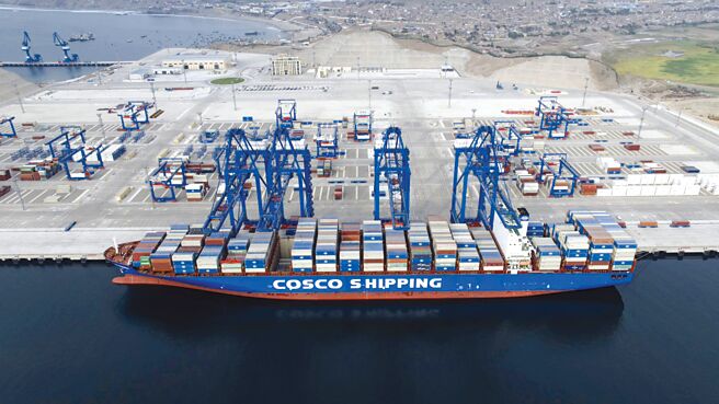 外媒指出，美国拟对中国制造的船舶或中国航运公司开徵高额入港规费，最高将达上百万美元。业内人士分析，航运成本恐暴增十倍。图／新华社