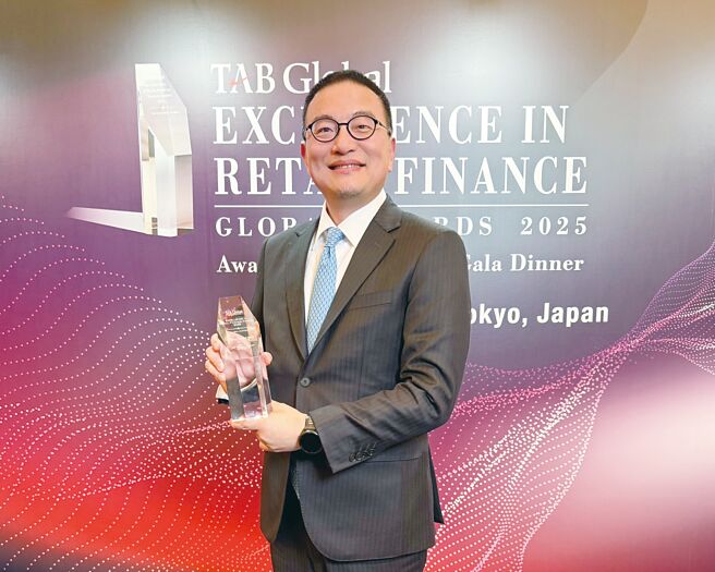 国泰世华银行荣获国际财经权威媒体《The Asian Banker》（亚洲银行家）所颁发之「台湾最佳财富管理银行」大奖，由国泰世华银行资深副总经理胡醒贤代表领奖。图／国泰世华银行提供