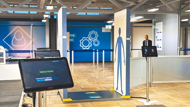 法蘭克福機場公司（Fraport）在法蘭克福機場安檢站安裝Rohde & Schwarz先進的旅客掃描。圖／Rohde & Schwarz提供