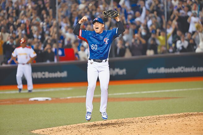 中华队25日获胜，救援投手曾峻岳高兴跳起。（杜宜谙摄）