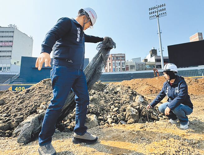 新竹市立棒球场20日移除覆土，在外野发现了混凝土石块、红砖、废电线及宝特瓶等废弃物。（资料照／王惠慧摄）