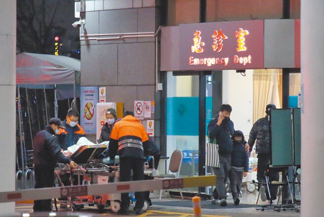 急诊壅塞严重程度「前所未有」，待床者多为内科病患，其中不乏感染症患者。现行健保在宅急症照护试办计画，急诊患者需一定失能才能被收案，健保署、医事司及急诊医学会今开会讨论是否放宽。（赵双杰摄）