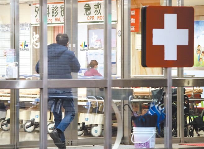急診壅塞，第一線人員成為壓力鍋。北榮院長陳威明表示，曾發生病患到急診看喉嚨痛，被告知「有空再幫他看」竟被投訴，希望大眾多給予醫師、護理師及醫事人員包容和尊重。（王英豪攝）