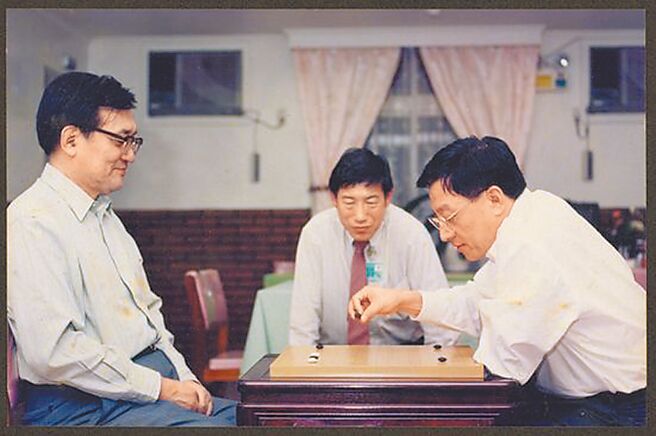 图为1995年前清大校长沈君山（左）与曹兴诚（右）对弈照片。（摘自国立清华大学图书馆脸书／王惠慧新竹传真）