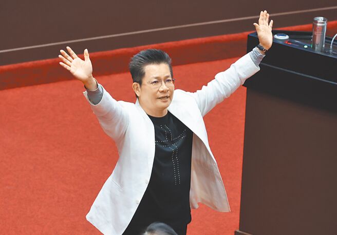 立委吳春城在25日總質詢中澄清「壯世代」爭議，並當場請辭立委一職，揮手致意。（姚志平攝）