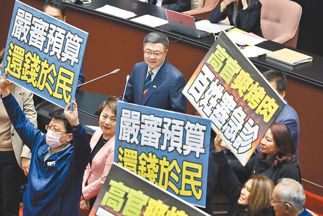 行政院长卓荣泰（中上）25日赴立法院施政报告，国民党立委手持「严审预算，还钱于民」等标语，并高喊「谎言政府，诈骗治国」抗议。（姚志平摄）