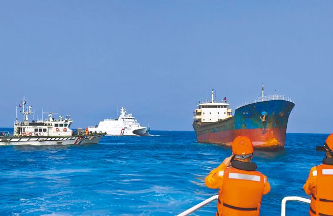 中华电信台澎第三海底电缆25日凌晨被扯断，海巡署获报后，研判在台南将军渔港西北方6浬处下锚滞留的多哥籍「宏泰」货轮（右）涉嫌重大，将货轮和8名陆籍船员带回安平港。（海巡署提供／洪荣志台南传真）