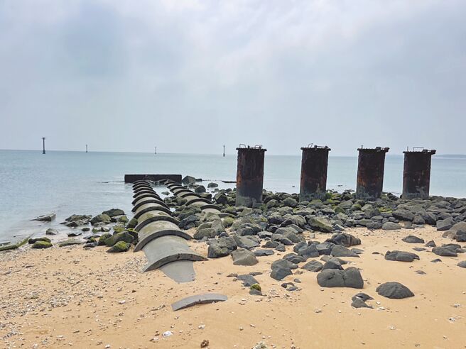 台澎三号海缆25日发生疑遭权宜轮拖断，图为海缆在澎湖上岸处。（许逸民摄）