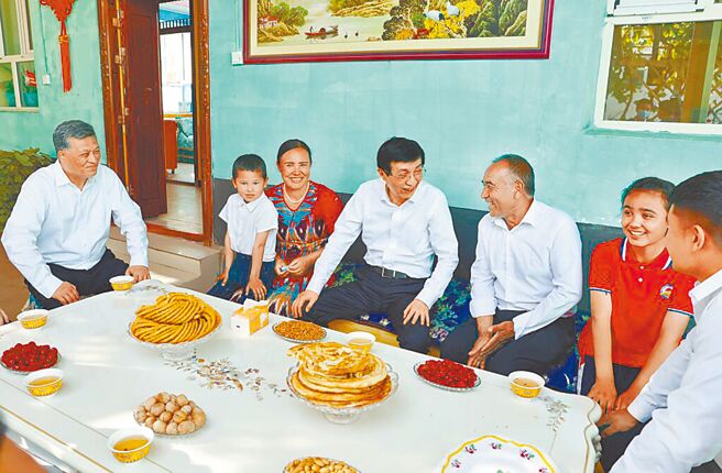 大陸新疆人大常委會辦公廳25日舉行記者會指出，上月新疆人大通過《新疆維吾爾自治區矛盾糾紛多元化解條例》。圖為大陸全國政協主席王滬寧（右四）2023年5月在新疆考察。（新華社）