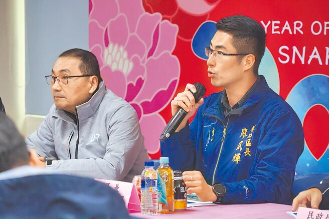 新北市侯友宜（左）和林口区长廖武辉（右）2月25日出席114年度新北行动治理会议。（张铠乙摄）