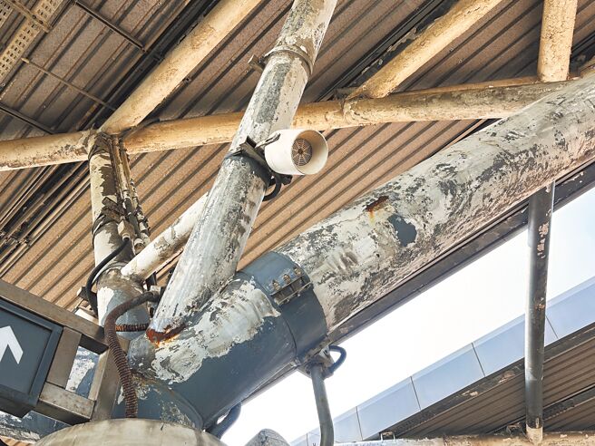 桃园机场捷运站体钢构锈迹斑斑，掉漆严重，掉落的油漆也四散在轨道上，地方批严重影响观感。（廖姮玥摄）