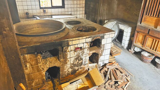 苗栗县造桥乡龙升村、谈文村长期缺乏天然气管线，居民只能依赖桶装瓦斯或木柴生火，冬季更面临热水不足困境。（吕丽甄摄）