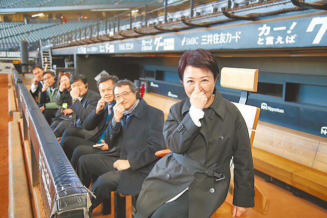 台中市長盧秀燕（右）24日出訪日本6天，首站參訪ES CON FIELD HOKKAIDO及「北海道棒球園區」。（台中市政府提供／林欣儀台中傳真）