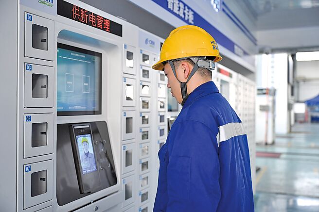 为助力中小企业发展，大陆工信部表示，2026年将完成100个城市4万家中小企业数位化转型。（新华社）